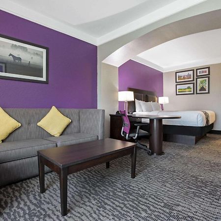 La Quinta By Wyndham Pearland Hotel Room photo