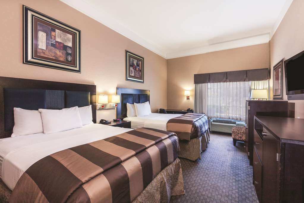 La Quinta By Wyndham Pearland Hotel Room photo