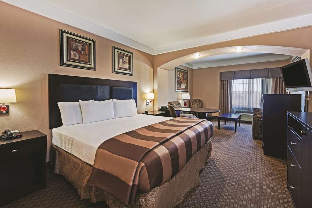 La Quinta By Wyndham Pearland Hotel Room photo